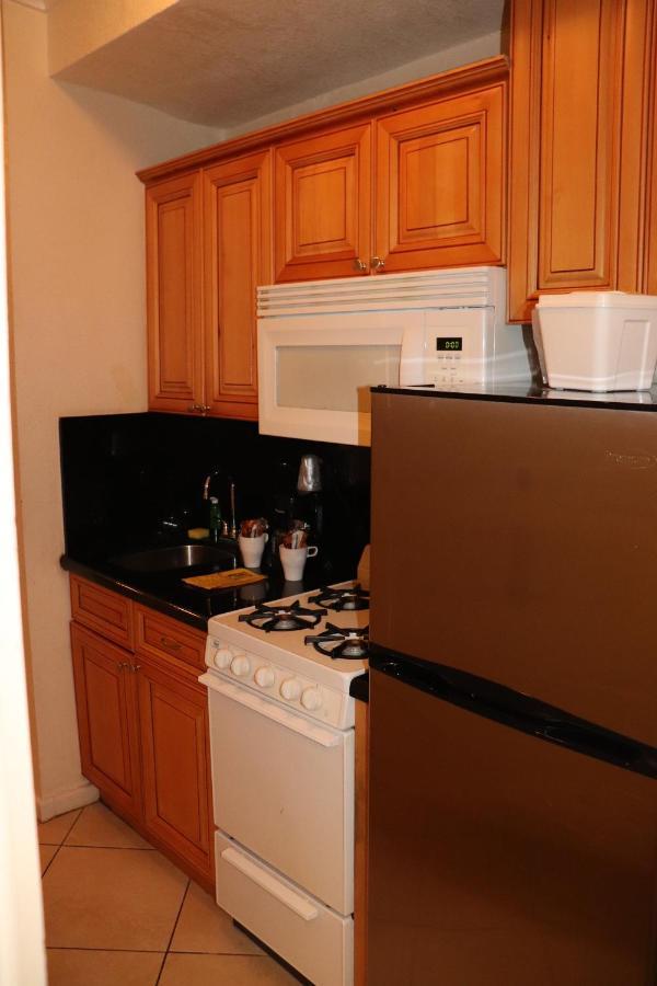 On Hollywood Beach - Affordable Two Bedrooms Sleeps 6 With Two Bathrooms Дания-Бич Экстерьер фото