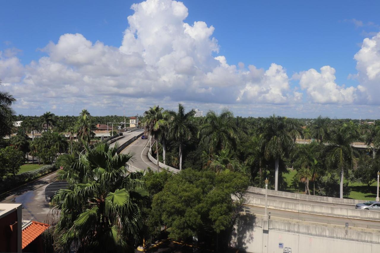 On Hollywood Beach - Affordable Two Bedrooms Sleeps 6 With Two Bathrooms Дания-Бич Экстерьер фото