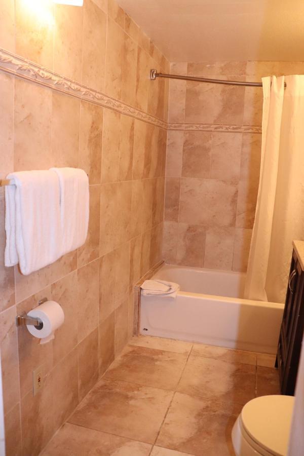 On Hollywood Beach - Affordable Two Bedrooms Sleeps 6 With Two Bathrooms Дания-Бич Экстерьер фото