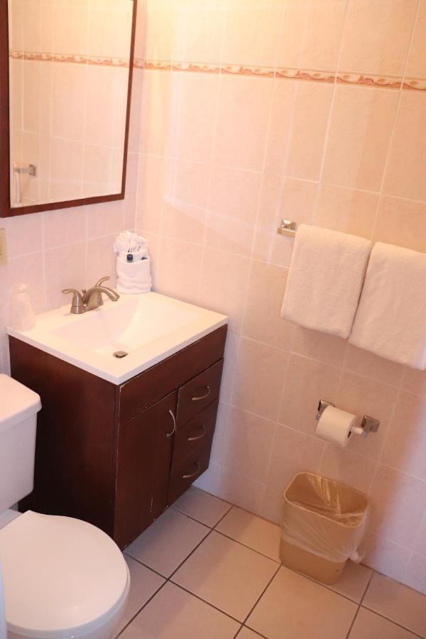 On Hollywood Beach - Affordable Two Bedrooms Sleeps 6 With Two Bathrooms Дания-Бич Экстерьер фото