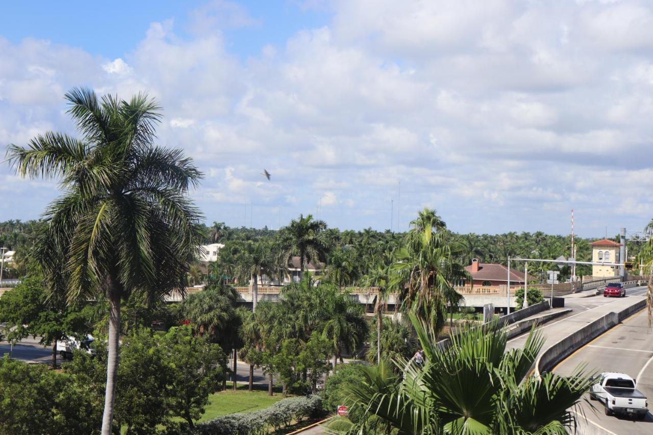 On Hollywood Beach - Affordable Two Bedrooms Sleeps 6 With Two Bathrooms Дания-Бич Экстерьер фото