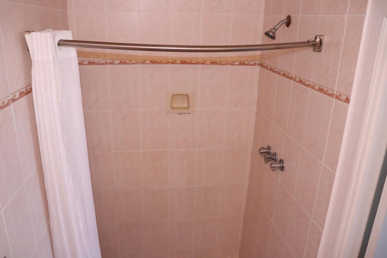 On Hollywood Beach - Affordable Two Bedrooms Sleeps 6 With Two Bathrooms Дания-Бич Экстерьер фото