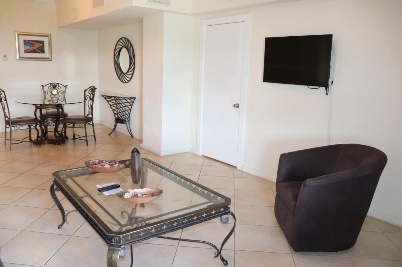 On Hollywood Beach - Affordable Two Bedrooms Sleeps 6 With Two Bathrooms Дания-Бич Экстерьер фото